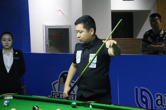 他们不仅肩 他们不仅肩